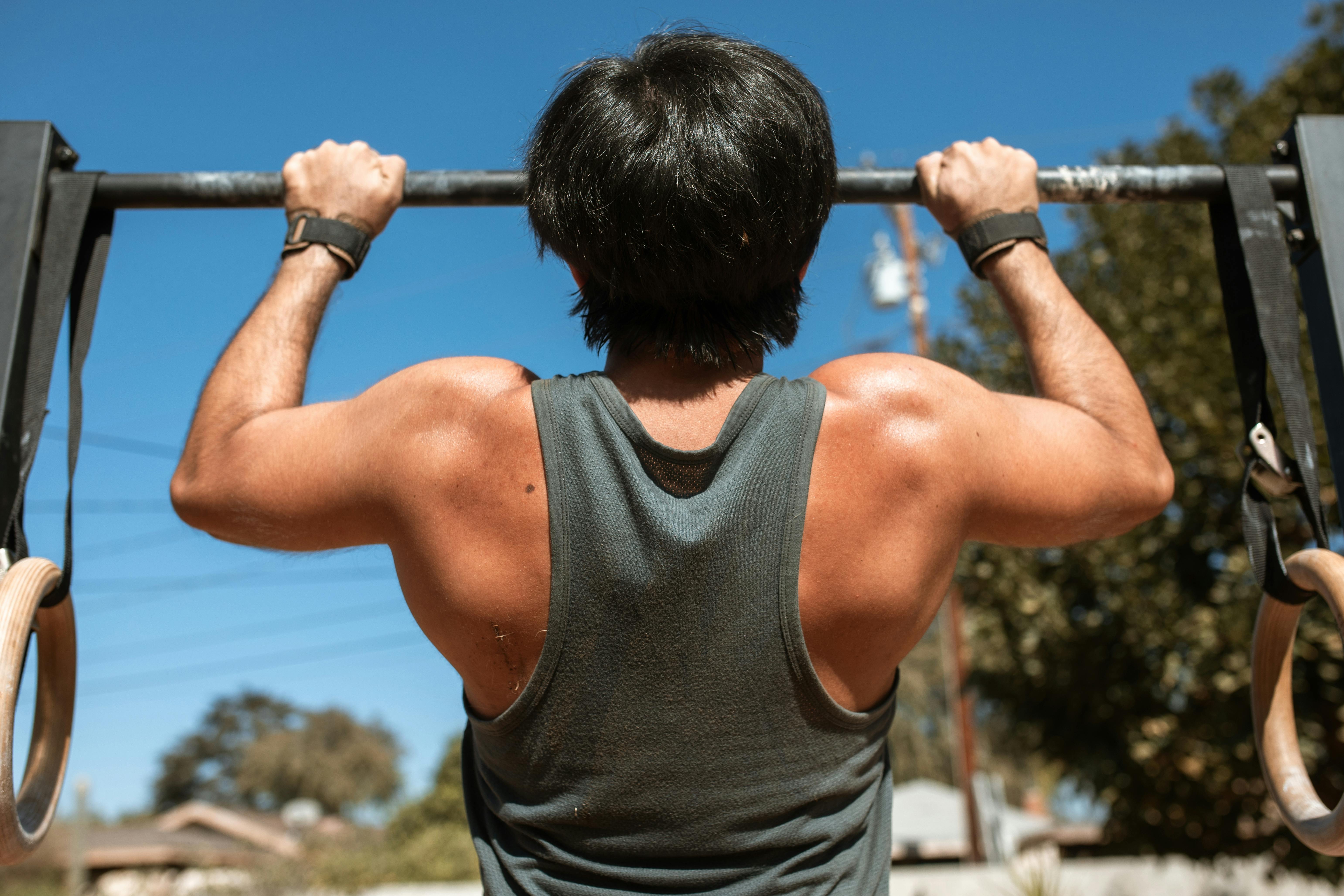 Kabelzug Rückenübung im Fitnessstudio